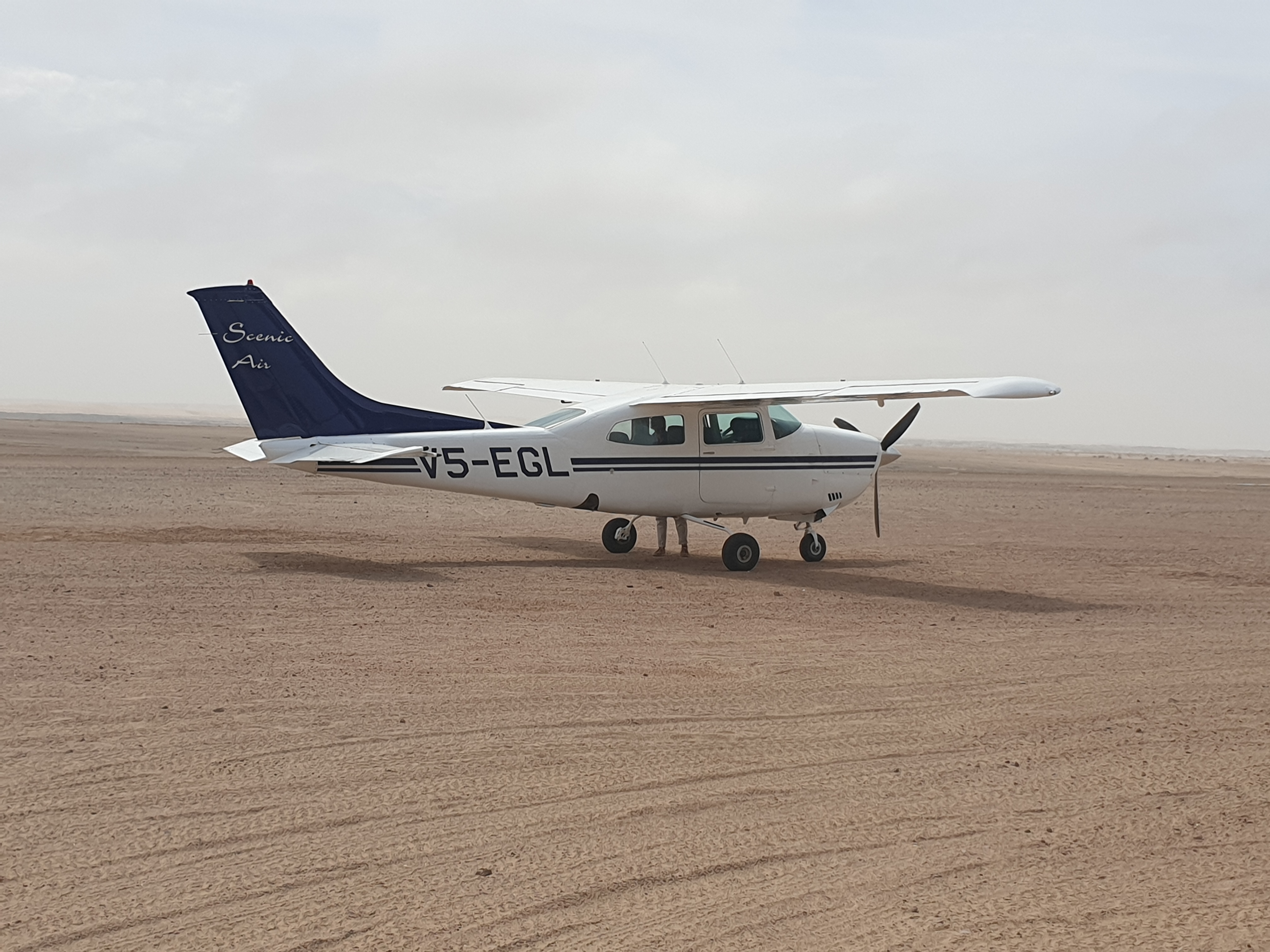 Notre avionnette nous attendant sur un air-strip du désert du Namib.